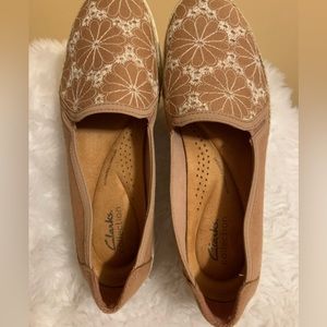CLARKS collection Embroidered Canvas Slip Ons Elaina Harbor size 9.5 VVG…